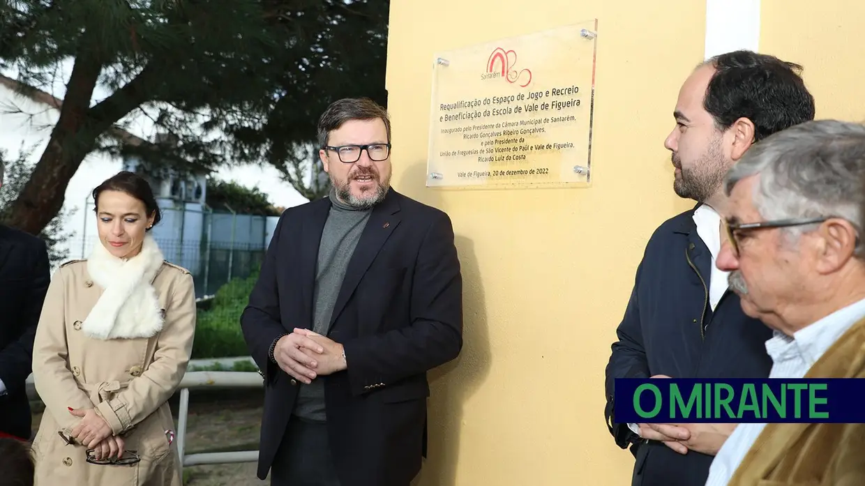Escola de Vale de Figueira com recreio renovado