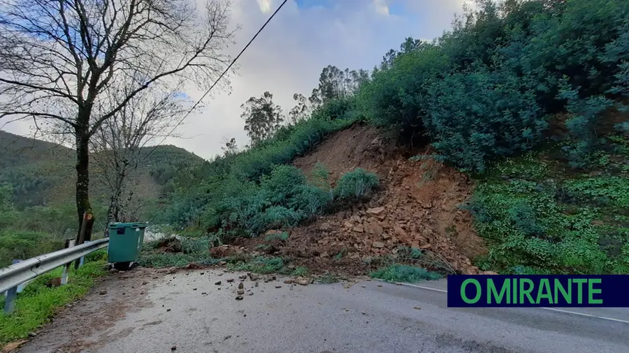 Deslizamento de terras corta estrada entre Dornes e Vale Serrão