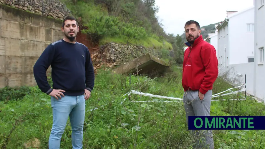 Derrocada de muro ameaça casas no Bairro da Mata em VFX Derrocada de muro ameaça casas no Bairro da Mata em VFX