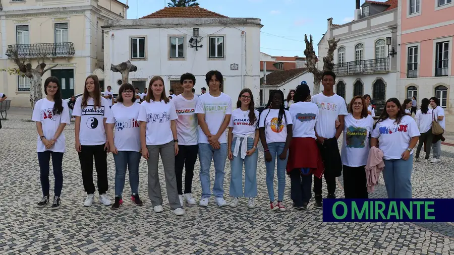 Três centenas de crianças e jovens de Azambuja caminharam pela igualdade Três centenas de crianças e jovens de Azambuja caminharam pela igualdade