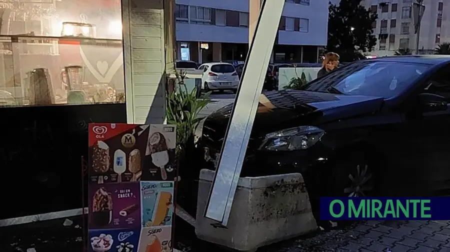 Carro despista-se e destrói quiosque na Póvoa de Santa Iria Carro despista-se e destrói quiosque na Póvoa de Santa Iria