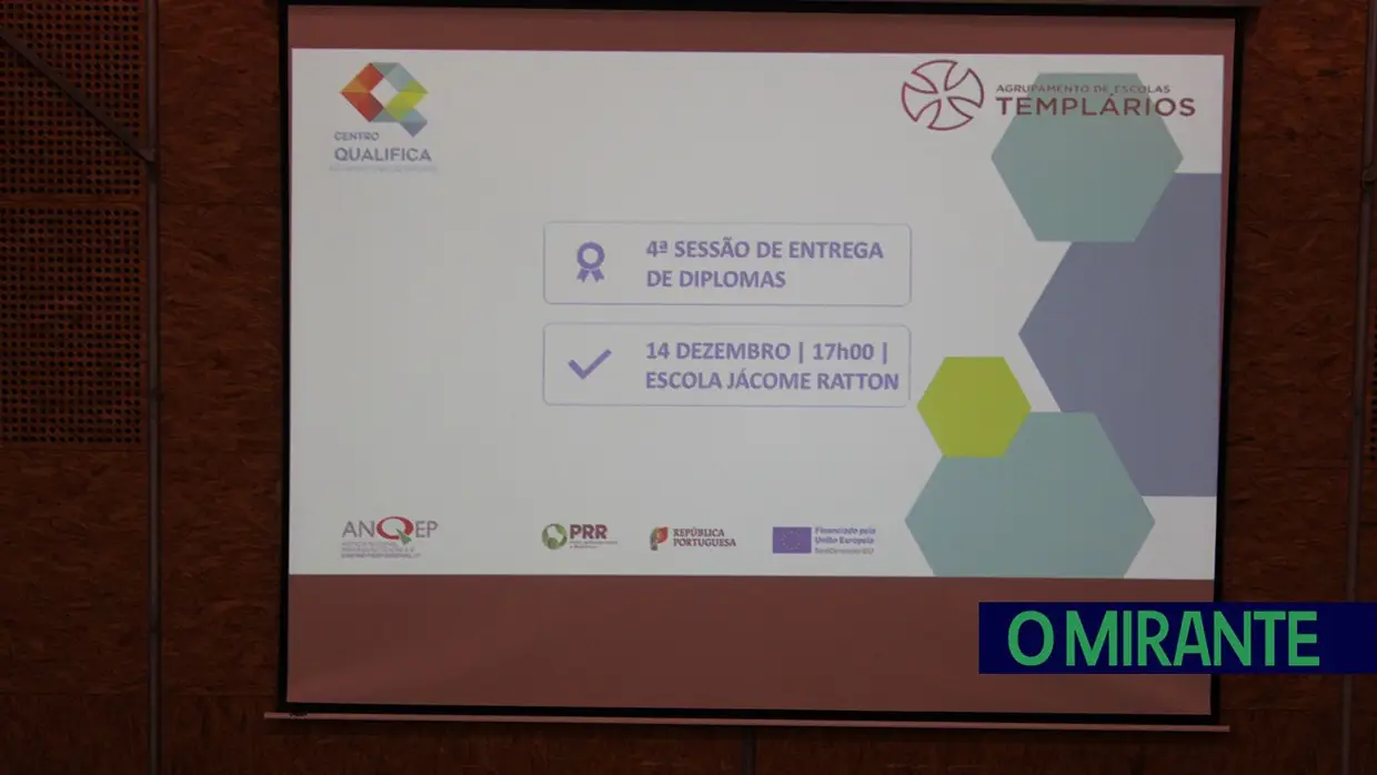 Entrega de diplomas a adultos do Agrupamento de Escolas Templários