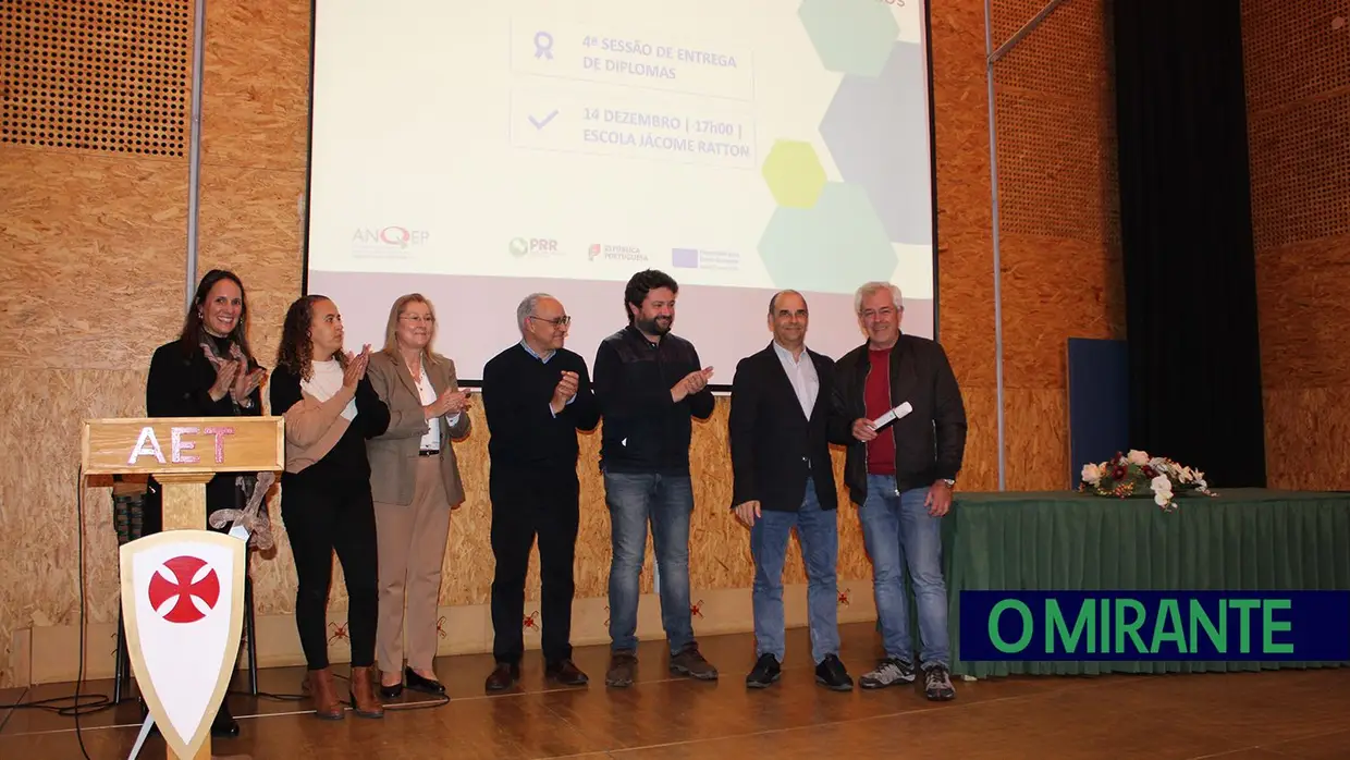 Entrega de diplomas a adultos do Agrupamento de Escolas Templários