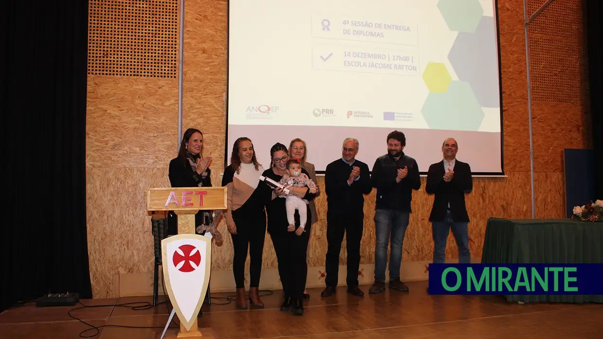 Entrega de diplomas a adultos do Agrupamento de Escolas Templários
