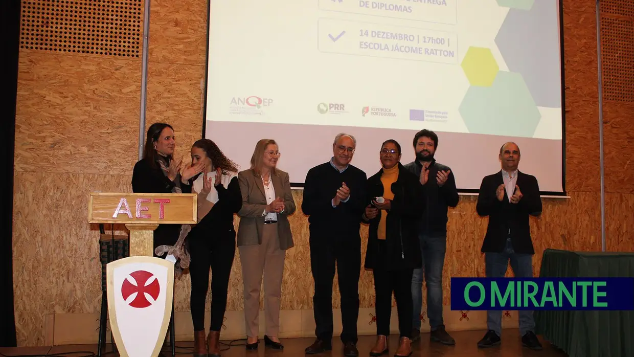 Entrega de diplomas a adultos do Agrupamento de Escolas Templários