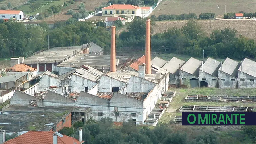Autarcas de Torres Novas querem reconstrução das chaminés da antiga fábrica António Alves