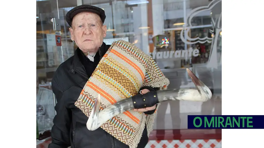 Conhecido pelos cornos foi no folclore que deixou marcas ao longo de 60 anos Conhecido pelos cornos foi no folclore que deixou marcas ao longo de 60 anos