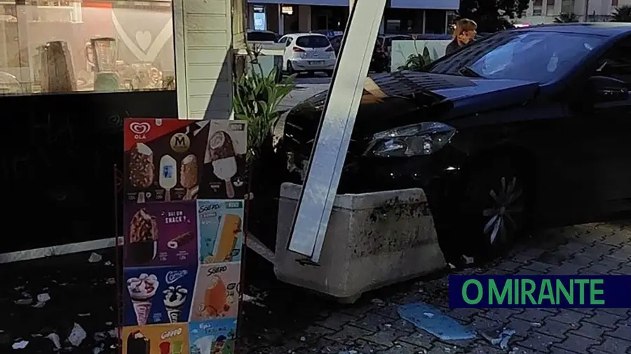Carro despista-se e destrói quiosque na Póvoa de Santa Iria Carro despista-se e destrói quiosque na Póvoa de Santa Iria