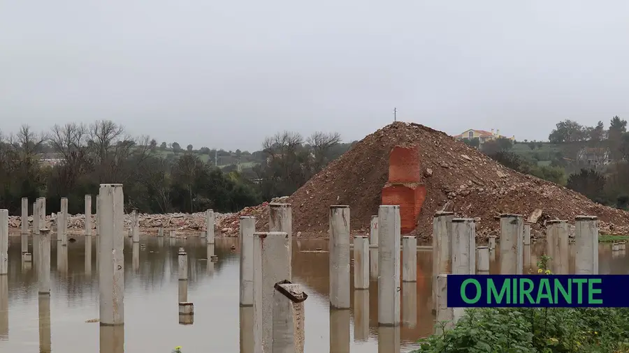 Solução para as chaminés demolidas em Torres Novas não respeita a memória colectiva Solução para as chaminés demolidas em Torres Novas não respeita a memória colectiva