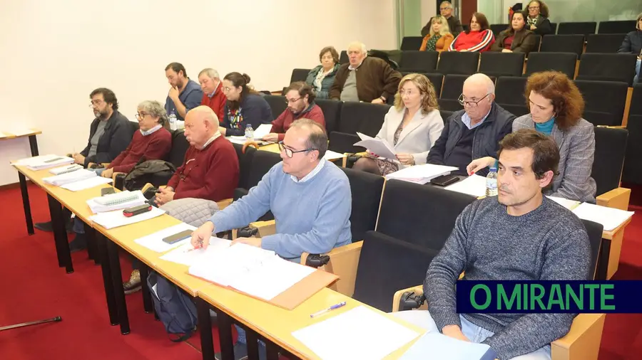Eleito da Assembleia de Alpiarça ganha 68 mil euros da câmara e arrisca perder mandato Eleito da Assembleia de Alpiarça ganha 68 mil euros da câmara e arrisca perder mandato
