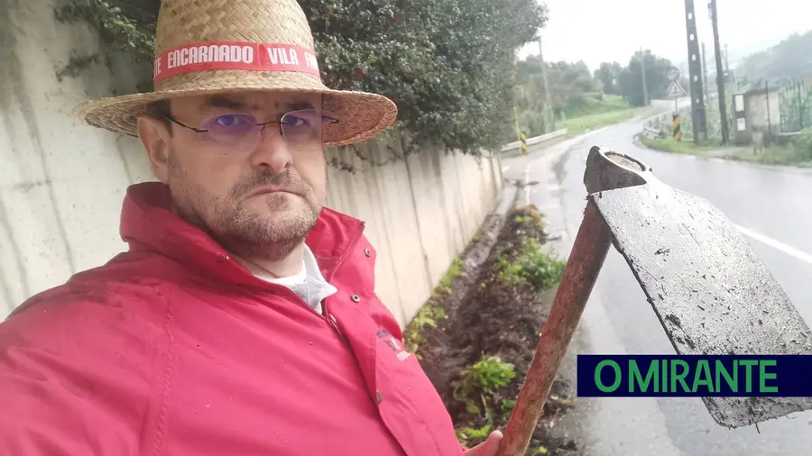 Autarca de Alhandra dá o exemplo e limpa valetas Autarca de Alhandra dá o exemplo e limpa valetas