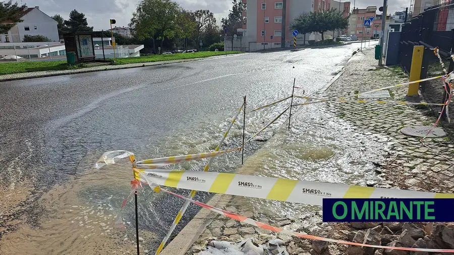 Rebentamento de conduta de água na Póvoa de Santa Iria