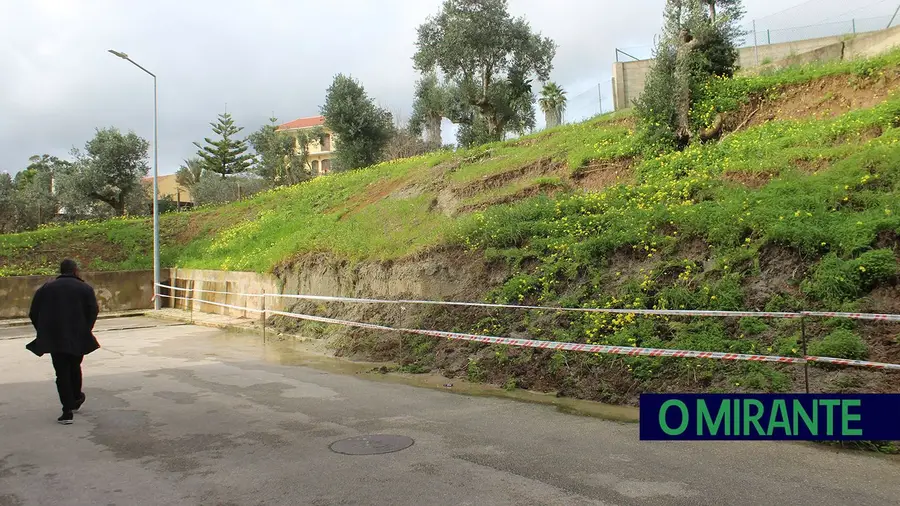 Desabamento de terras em Arcena preocupa moradores Desabamento de terras em Arcena preocupa moradores