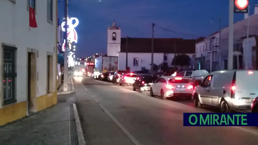 Dificuldades na Ponte da Chamusca originam fila de carros com 5 quilómetros