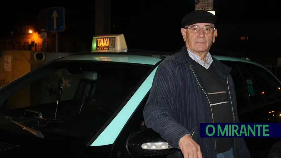 Trabalha como taxista para combater a tristeza e a solidão Trabalha como taxista para combater a tristeza e a solidão