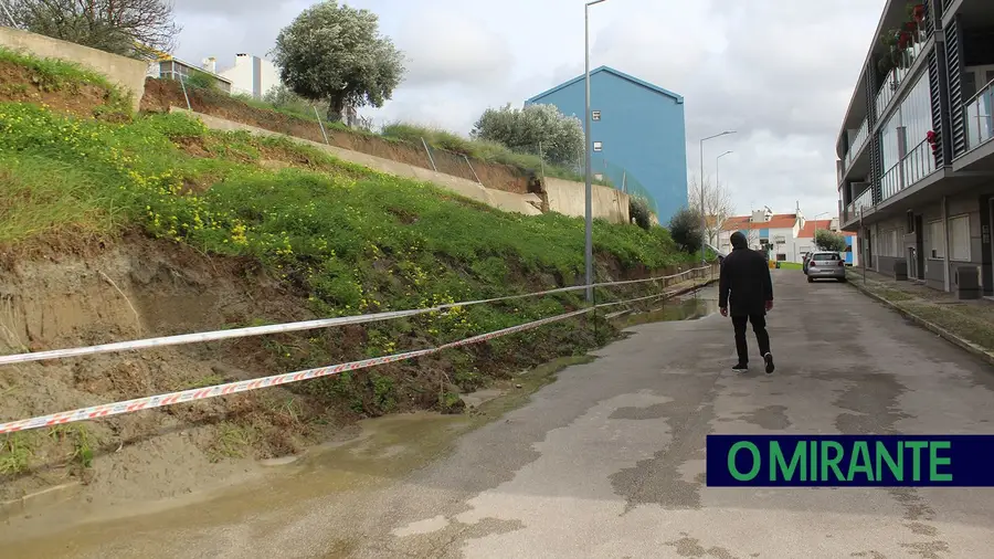 Deslizamento de terras em Arcena preocupa moradores Deslizamento de terras em Arcena preocupa moradores