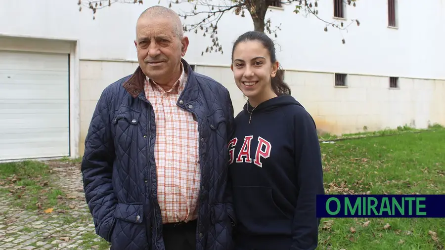 Morador da Póvoa de Santa Iria limpa sarjetas entupidas Morador da Póvoa de Santa Iria limpa sarjetas entupidas