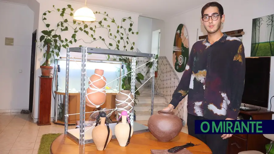 Pedro Lobo faz arte com técnicas de bondage e sadomasoquismo Pedro Lobo faz arte com técnicas de bondage e sadomasoquismo