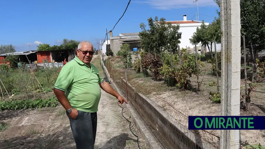 Esgotos continuam a inundar horta dos vizinhos em Vale Mansos Esgotos continuam a inundar horta dos vizinhos em Vale Mansos