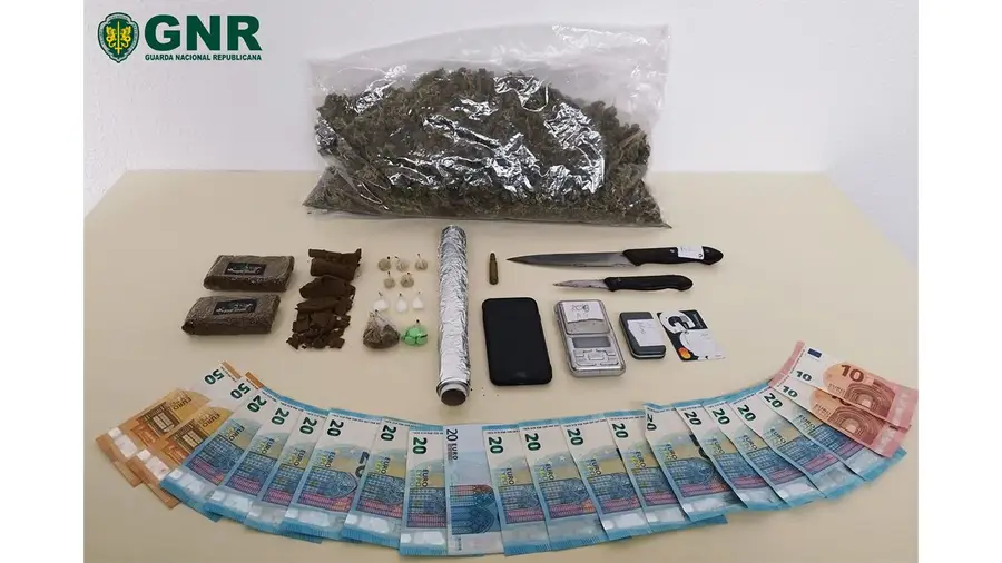 Detido no Cartaxo com 910 doses de estupefacientes Detido no Cartaxo com 910 doses de estupefacientes