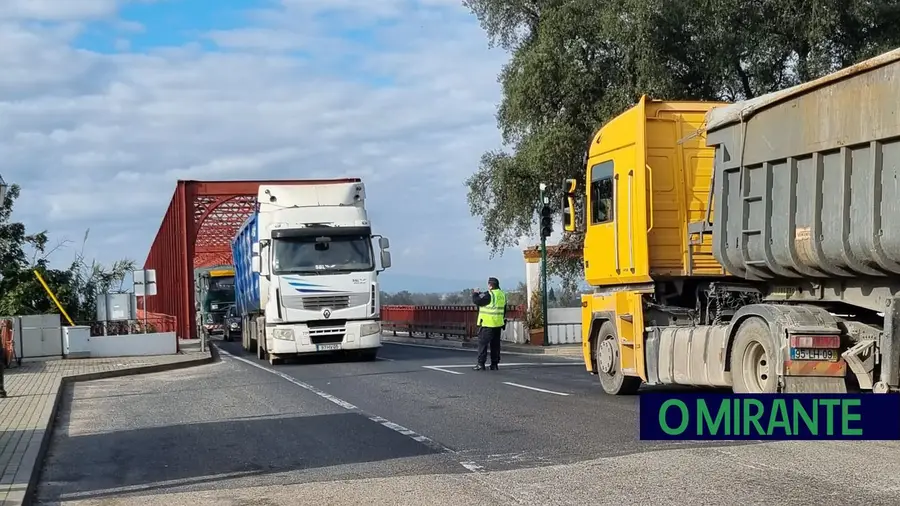 Passividade no problema da Ponte da Chamusca origina criticas à maioria socialista Passividade no problema da Ponte da Chamusca origina criticas à maioria socialista