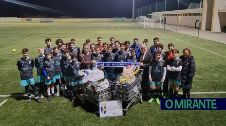 Os atletas do Grupo Desportivo de Marinhais recolheram alimentos Os atletas do Grupo Desportivo de Marinhais recolheram alimentos