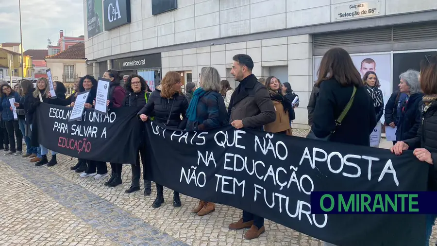 Professores das escolas de Santarém manifestam-se à porta do centro comercial