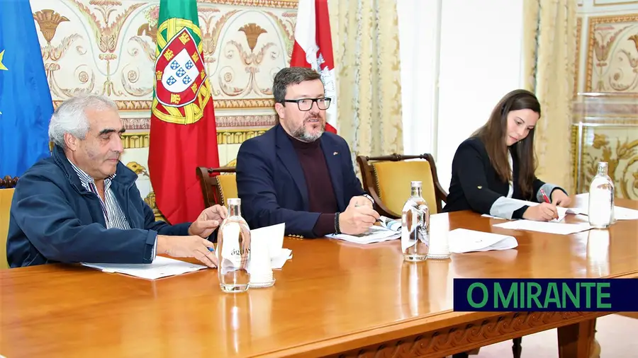 Câmara de Santarém dá o dinheiro e juntas mandam fazer obras Câmara de Santarém dá o dinheiro e juntas mandam fazer obras