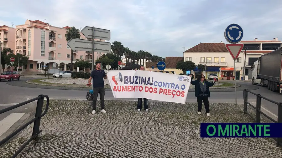 “Os Mesmos de Sempre a Pagar” promovem buzinão em Salvaterra de Magos “Os Mesmos de Sempre a Pagar” promovem buzinão em Salvaterra de Magos