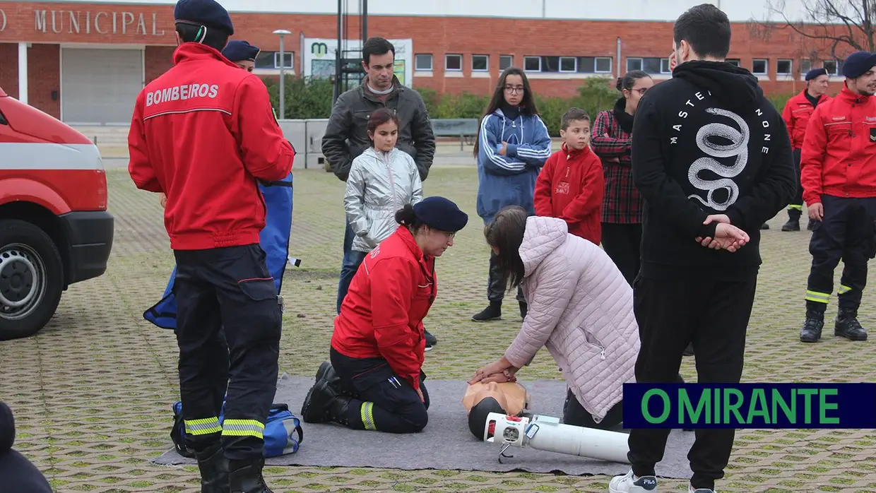 Azambujenses aprendem primeiros socorros em dia de aniversário dos bombeiros