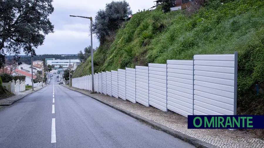 Protecção de passeios contra a erosão de taludes em Abrantes Protecção de passeios contra a erosão de taludes em Abrantes