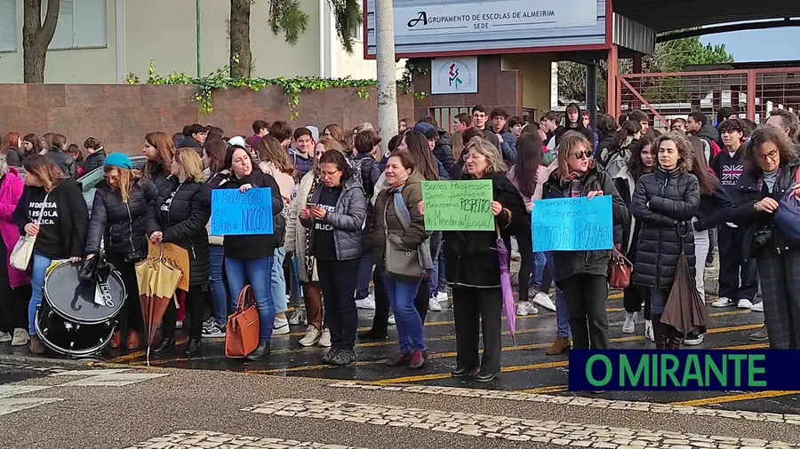 Protesto de professores deixa alunos sem aulas em Almeirim