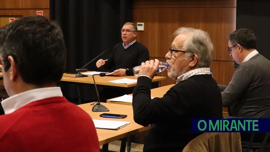 Vítor Moura com ciúmes de Vasco Damas lá “falou um bocadinho”...