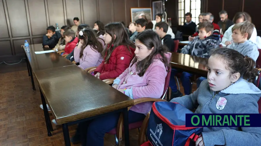 Alunos pedem à Câmara de Azambuja um telheiro para poderem brincar em dias de chuva Alunos pedem à Câmara de Azambuja um telheiro para poderem brincar em dias de chuva