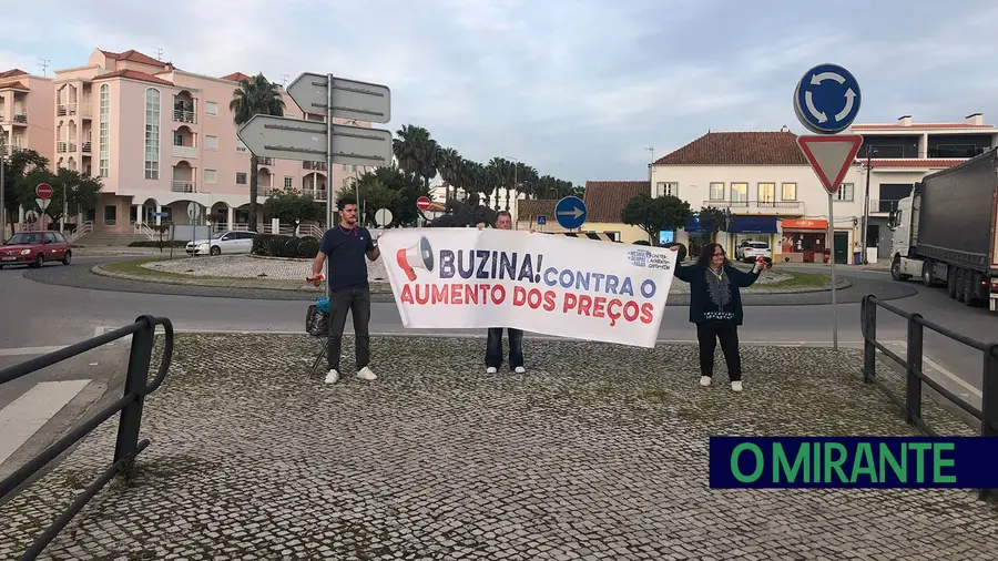 “Os Mesmos de Sempre a Pagar” promovem buzinão em Salvaterra de Magos “Os Mesmos de Sempre a Pagar” promovem buzinão em Salvaterra de Magos