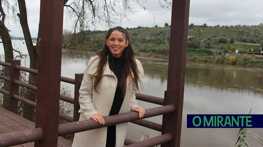 Sandra May: de bailarina a escritora com uma passagem marcante pelo Exército Português Sandra May: de bailarina a escritora com uma passagem marcante pelo Exército Português