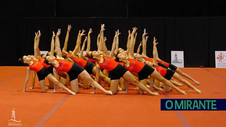 Um grupo de jovens ginastas do Clube União Artística Benaventense