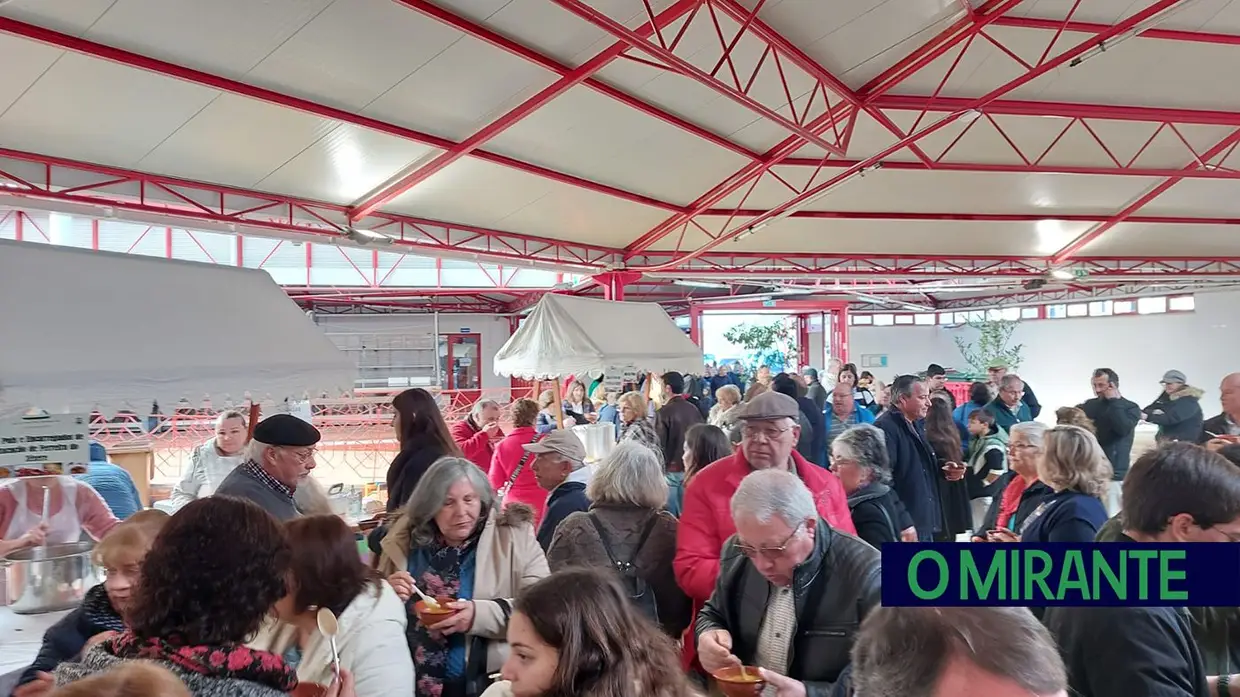 Fez-se fila para as Sopas da Nossa Terra em Ferreira do Zêzere