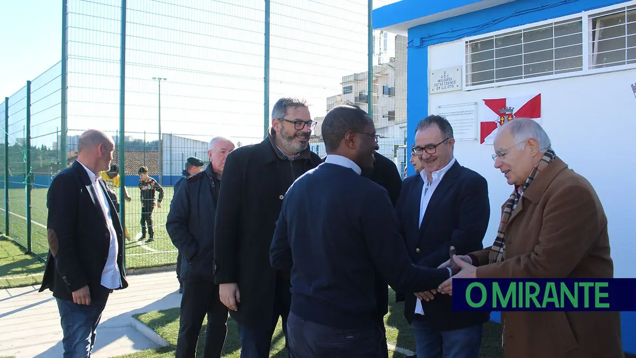 Emblema de Vialonga vence na inauguração do relvado