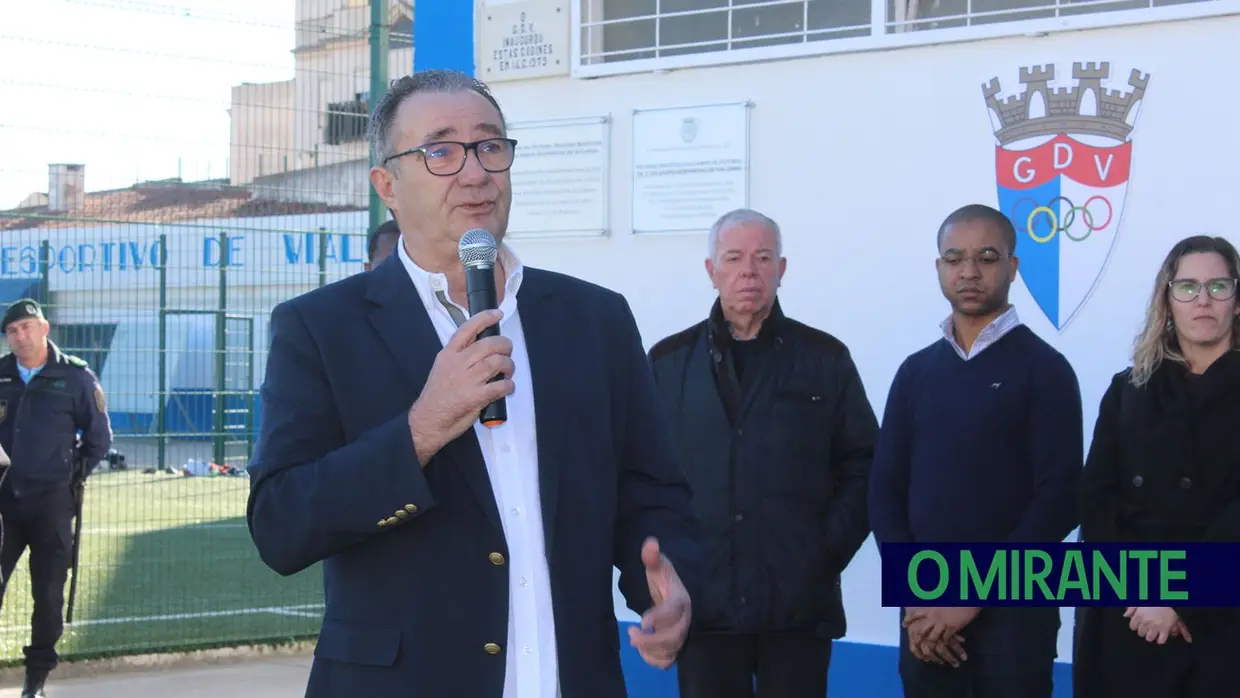Emblema de Vialonga vence na inauguração do relvado