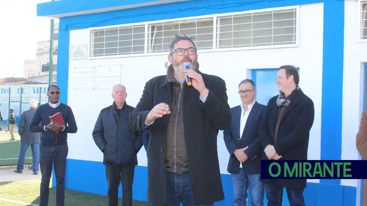 Emblema de Vialonga vence na inauguração do relvado