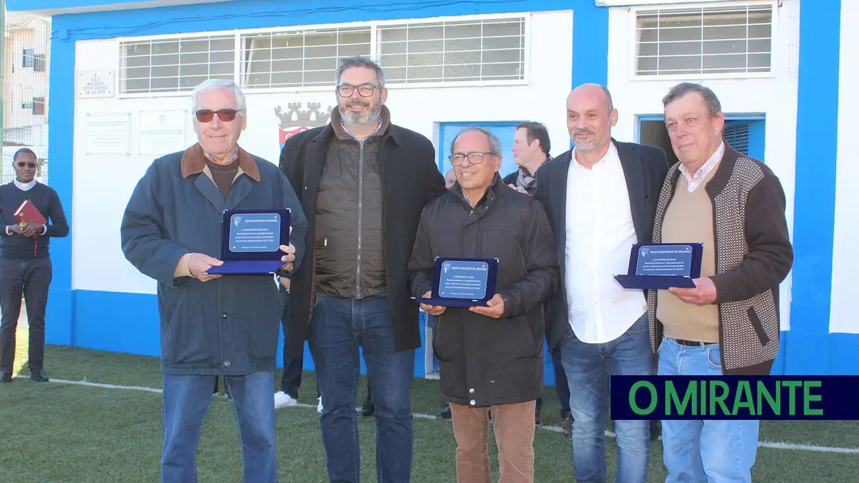 Emblema de Vialonga vence na inauguração do relvado