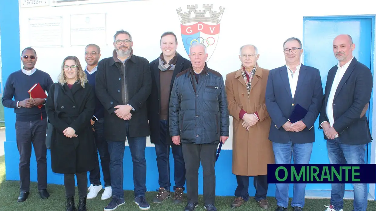 Emblema de Vialonga vence na inauguração do relvado