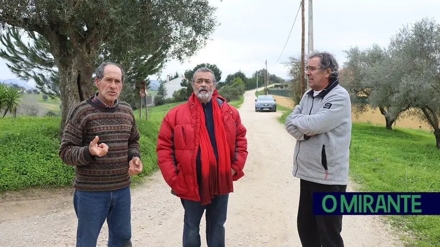 Dois quilómetros de estrada esburacada que pertence a três freguesias de Santarém