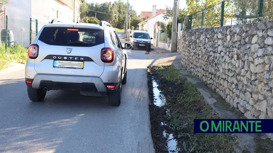 Rua estreita na Portela das Padeiras é armadilha para condutores desatentos Rua estreita na Portela das Padeiras é armadilha para condutores desatentos