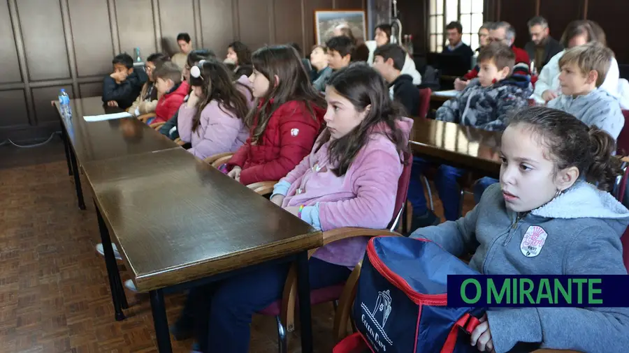 Alunos pedem à Câmara de Azambuja um telheiro para poderem brincar em dias de chuva Alunos pedem à Câmara de Azambuja um telheiro para poderem brincar em dias de chuva