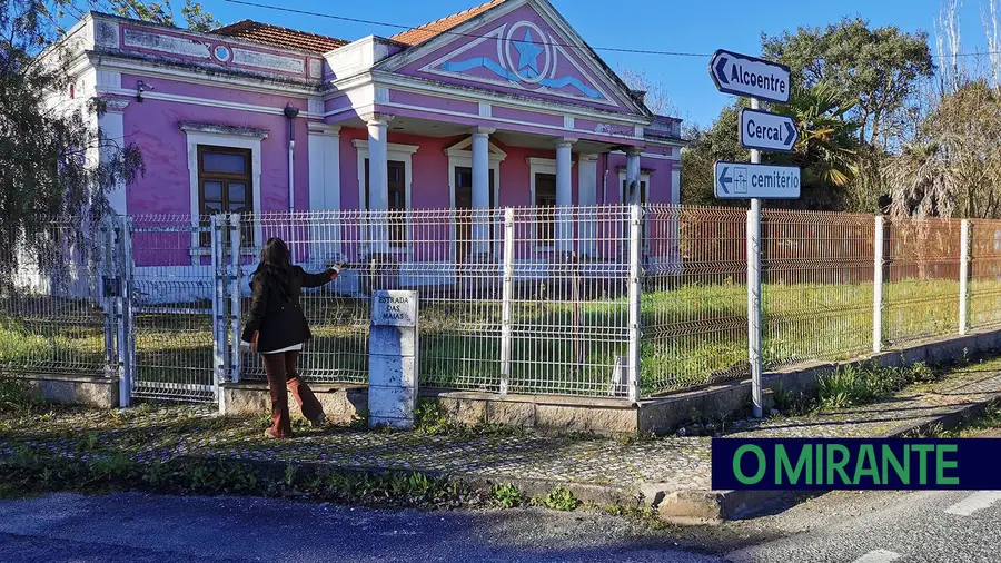 Escola cedida a empresa extinta há uma década regressa à posse do município de Azambuja