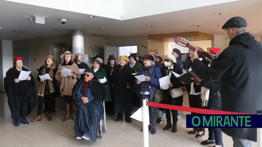Universidade Sénior de Ourém foi cantar as Janeiras ao executivo municipal de Ourém