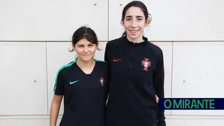 Duas jovens do Vitória de Santarém nos trabalhos da selecção sub-17 de futsal