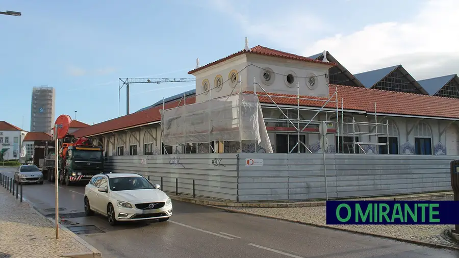 Trabalhos a mais nas obras do mercado de Santarém encarecem custo final Trabalhos a mais nas obras do mercado de Santarém encarecem custo final